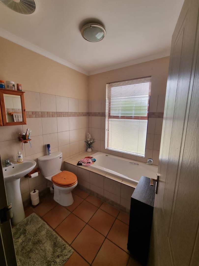 To Let 3 Bedroom Property for Rent in Uitzicht Western Cape